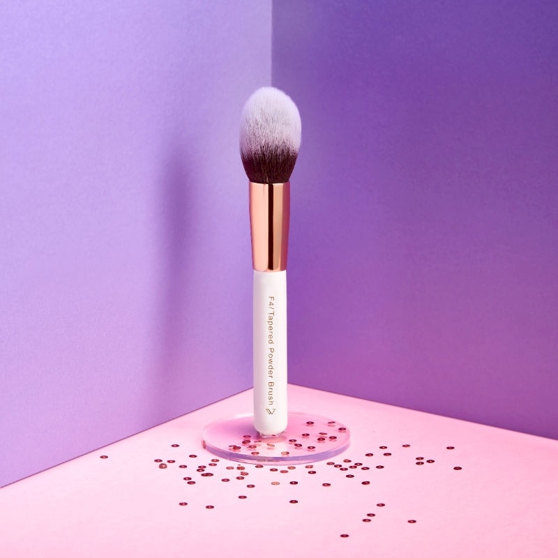 PIGMENT PLAY - TAPERED POWDER BRUSH